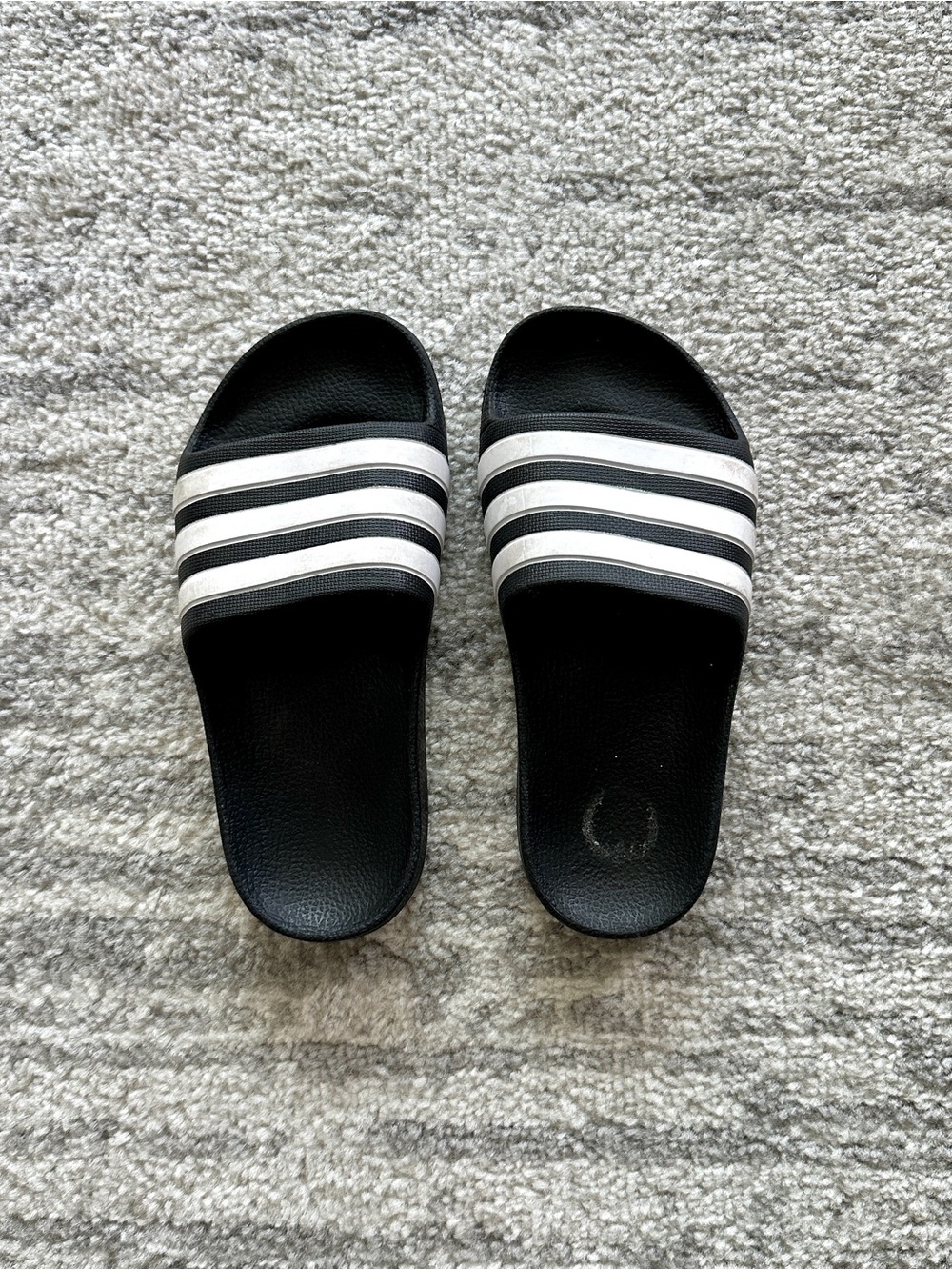 KIDS: adidas slides
